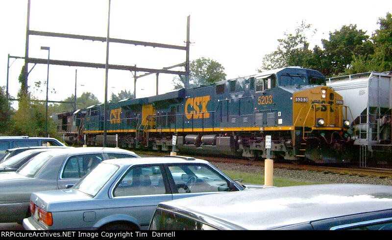 CSX 5203 leading Q438